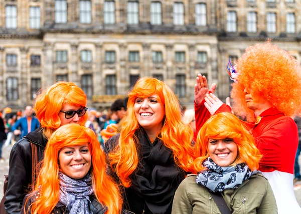 AMSTERDAM - Duben 30: Městští domorodci a turisté slaví královnu ' — Stock fotografie
