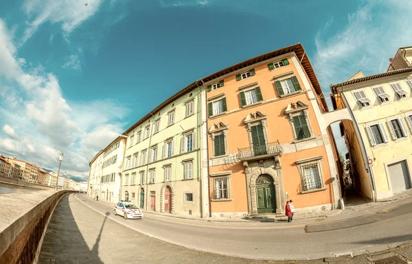 Středověké budovy Pise podél řeky Arno - Toskánsko, Itálie — Stock fotografie