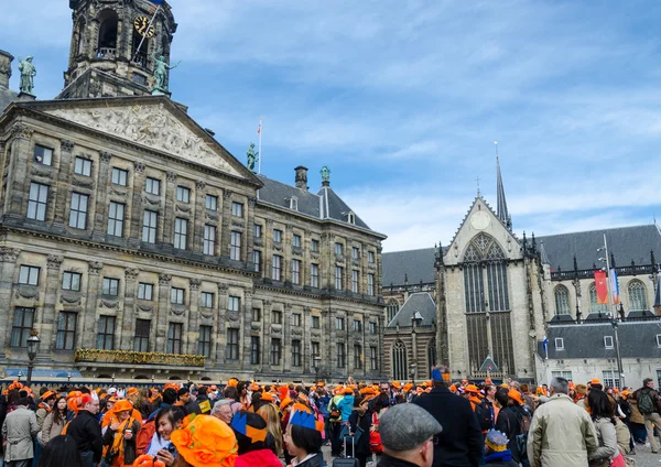 AMSTERDAM - 30 เมษายน: ชาวเมืองและนักท่องเที่ยวเฉลิมฉลองพระราชินี' — ภาพถ่ายสต็อก