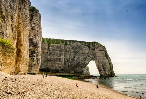 Etretat Aval cliff, rocks and natural arch landmark and blue oce — Stock Photo, Image