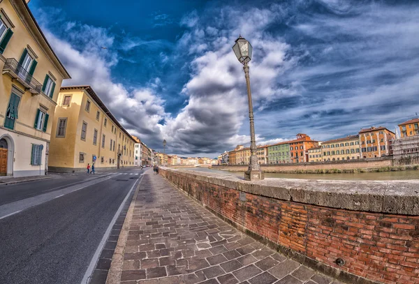 Middeleeuwse gebouwen van Pisa langs de Arno rivier - Toscane, Italië — Stockfoto