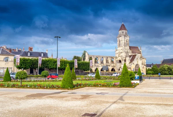 Кан. Нормандия. Внешний вид аббатства и сады — стоковое фото