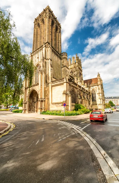 Caen, Frankrike - 12 juni, 2014: Eglise de Saint-Jean en grumlig d — Stockfoto