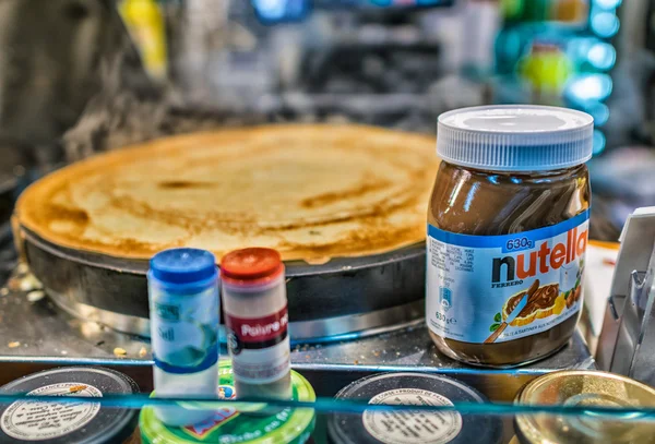 PARÍS - 7 DE JULIO DE 2014: Tarro de Nutella en un vendedor ambulante de crepes. N — Foto de Stock