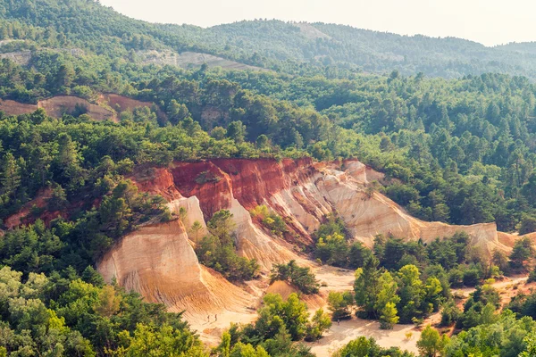Красные скалы в Руссильон, Прованс, Франция — стоковое фото