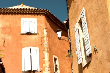 Roussillon, provence - Fransa. ünlü kırmızı eski evleri