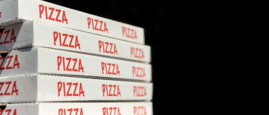 pizza kutuları milarge yığını. Üzerinde siyah izole