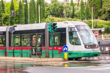 Roma - 14 Mayıs 2014: Ataç tren hızlandırır şehir cente içinde. ATAÇ mı