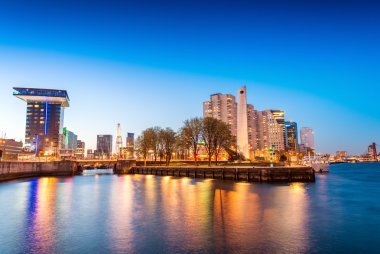 Çarpıcı gece manzarası, Rotterdam, Hollanda