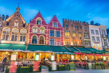 Güzel gece Pazar Meydanı, Bruges - Belçika