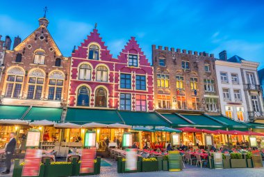 Güzel gece Pazar Meydanı, Bruges - Belçika