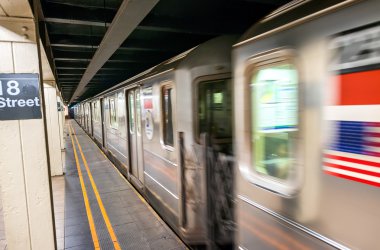 Hızlı tren New York Metro içinde hareket. 18 Sokağı İstasyonu
