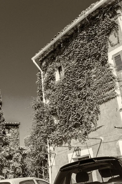 View on beautiful medieval village of Roussillon. Roussillon och — Stock Photo, Image