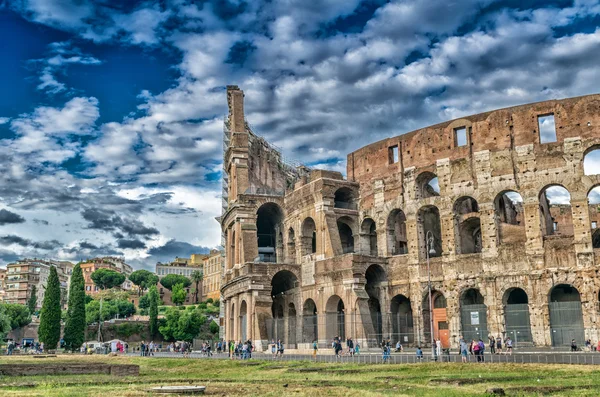 ROME - 20 MAI 2014 : Les touristes visitent le Colisée. La ville est la visite — Photo