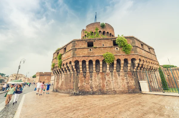 ROME - MAY 20, 2014: Tourists visit Saint Angel Castle. The city — Stock Photo, Image