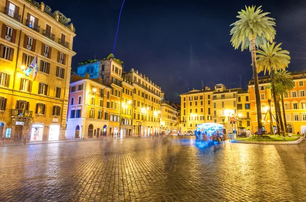 ROMA - 20 DE MAYO DE 2014: Turistas en Piazza di Spagna por la noche. El — Foto de Stock
