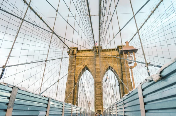 Zonsondergang van Brooklyn Bridge met werk in uitvoering — Stockfoto