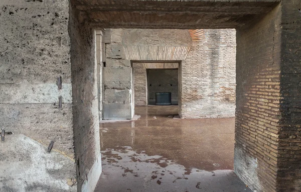 ROME - JUNE 14, 2014: Bagian dalam Roman Colosseum. Galeri interior di sekitar arena — Stok Foto