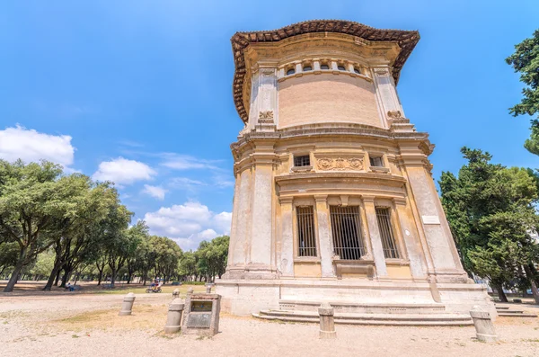 NROME - 14 DE JUNIO DE 2014: Los turistas visitan Villa Borghese. La ciudad en —  Fotos de Stock