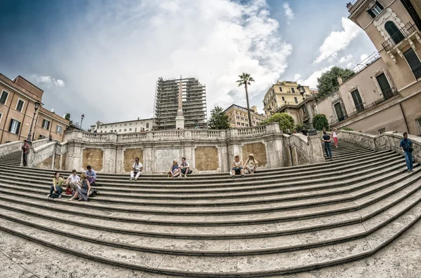 NROME - 14 DE JUNIO DE 2014: Los turistas visitan Villa Borghese. La ciudad en —  Fotos de Stock