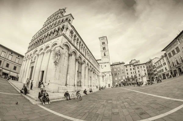 NROME - JUNHO 14, 2014: Turistas visitam Villa Borghese. A cidade em — Fotografia de Stock