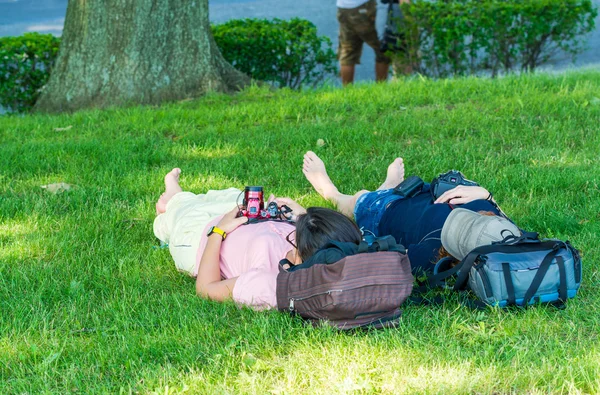 Nrom - 14. juni 2014: touristen besuchen villa borghese. die Stadt am — Stockfoto