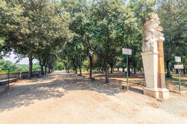 NROME - JUNE 14, 2014: Tourists visit Villa Borghese. The city at — Stock Photo, Image