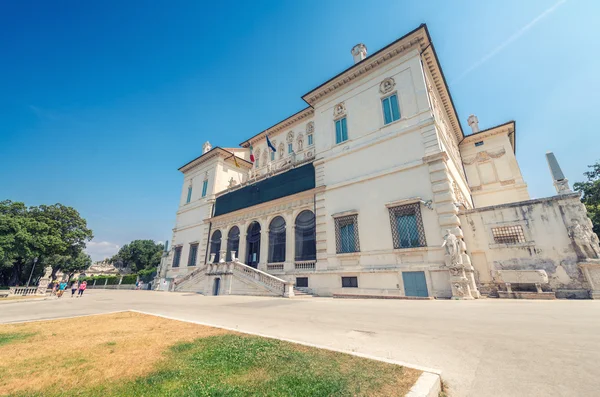 ROMA - 14 GIUGNO 2014: I turisti visitano Villa Borghese. La città a — Foto Stock