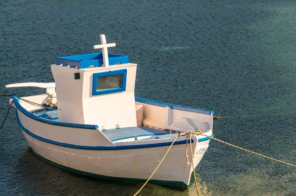 Tipik Yunan teknesi Limanda demirli — Stok fotoğraf