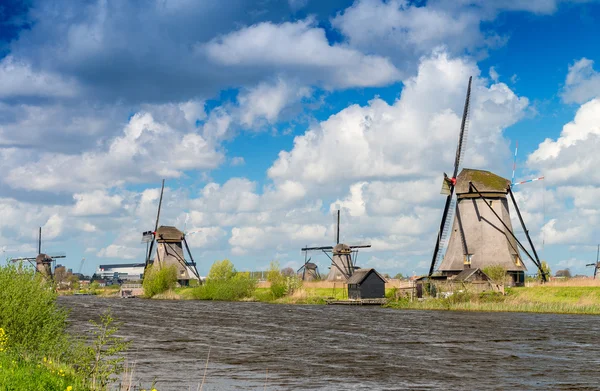 Molinos de viento holandeses con reflejos del canal en Kinderdijk, Países Bajos —  Fotos de Stock