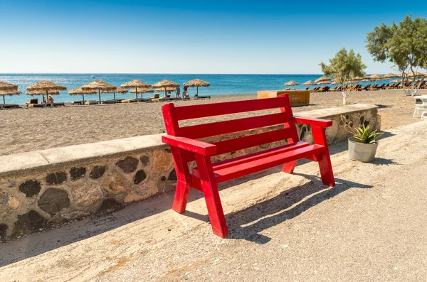 Banco rojo por la playa —  Fotos de Stock