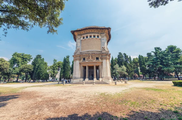Řím - 14 červen 2014: Turisté navštívit Villa Borghese. Město na — Stock fotografie