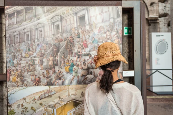 ROME - JUNE 14, 2014: Tourist visits Roman Colosseum interior. I — Stock Photo, Image