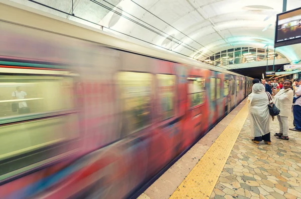 Rome - 14 juni 2014: Pendelaars wandeling in metro station. Rome Metr — Stockfoto