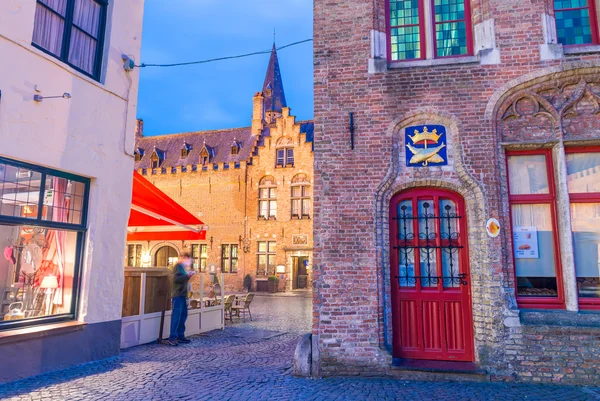 Brujas, Bélgica. Vista nocturna de calles coloridas — Foto de Stock