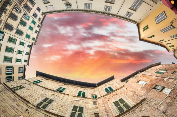 Gebouwen van Lucca, fisheye uitzicht — Stockfoto