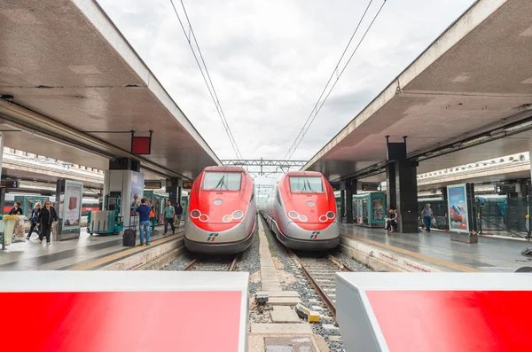 Řím - 16. června 2014: Vlakové nádraží Termini a moderní vlaky fr — Stock fotografie