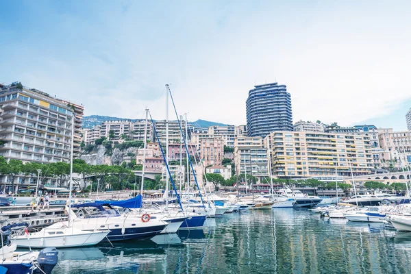 MONACO, MONTE CARLO - JULHO 22, 2013: Vista de rua da cidade de — Fotografia de Stock