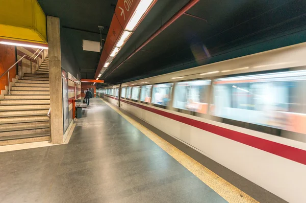 Rome - 14 juni 2014: Pendelaars wandeling in metro station. Rome Metr — Stockfoto