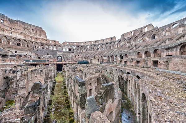 Rome - 14 juni 2014: Roman Colosseum interieur. Interieur galerij — Stockfoto