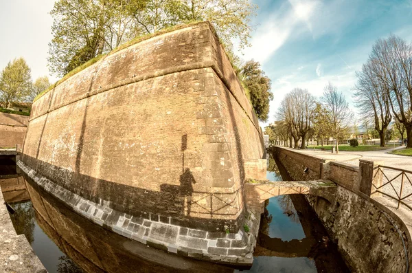 Ancient walls of Lucca, Tuscany — Stock Photo, Image
