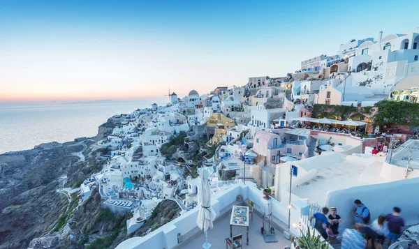 Santorini - 11 juli 2014: Mensen wachten op zonsondergang tijd in Oia te — Stockfoto