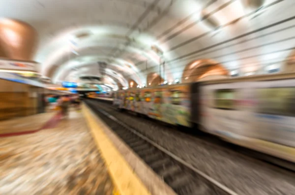 Rozmazané rychle jedoucího vlaku v Římě metru — Stock fotografie