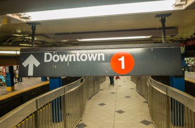 New York Metro İstasyonu'na. Şehir Merkezi işareti