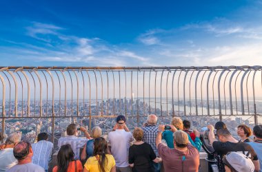 New York City - 9 Haziran 2013: Turist zevk Manhattan skyline f