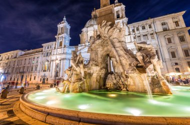 Navona Meydanı Roma'nın güzel gece görünümü