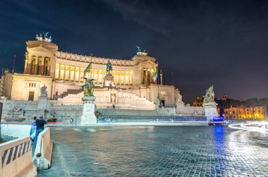 Altare Roma della Patria. Piazza Vene güzel gece görünümü