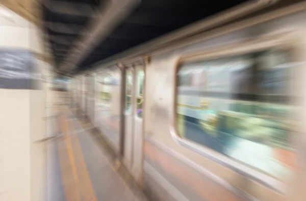 Snabb klippning tåg i NewYork 's tunnelbana — Stockfoto