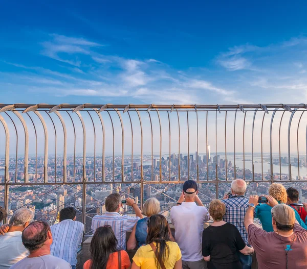 Toeristen verbaasd door zonsondergang skyline van New York — Stockfoto