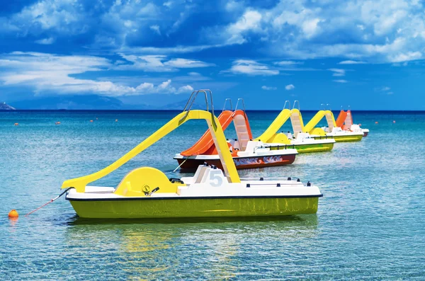 Bunte Tretboote im Wasser an einem schönen Sommertag — Stockfoto